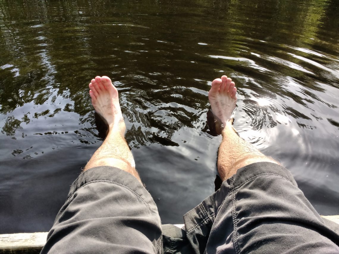 Repos des pieds dans l'eau