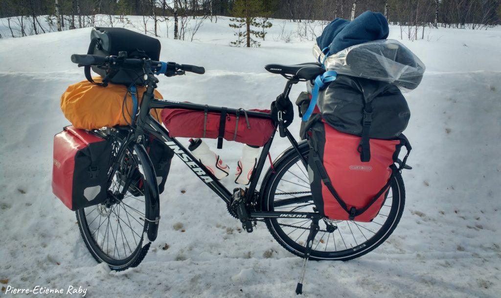 Vélo en mode hiver et matériel pour voyage