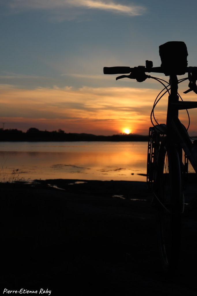 vélo coucher soleil norvège