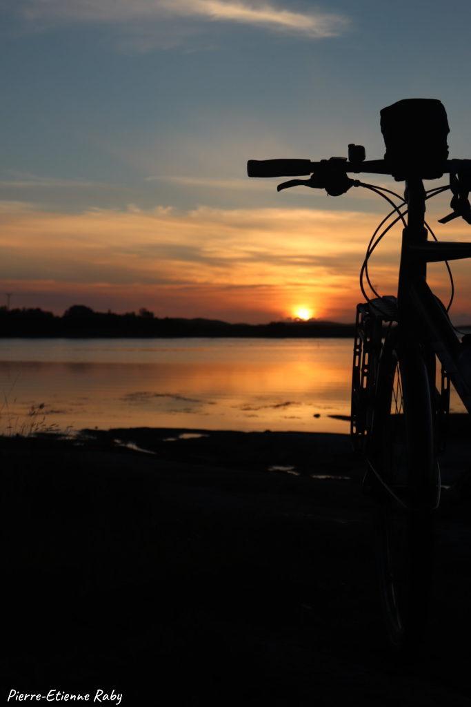 vélo coucher soleil norvège