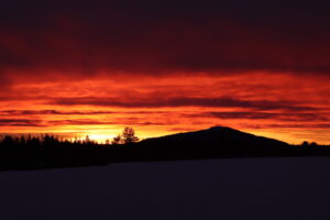 Coucher de soleil flamboyant sur le sommet de Jierivaara (Suède)