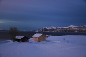 Petites cabanes sous un ciel d'hiver arctique (Norvège)