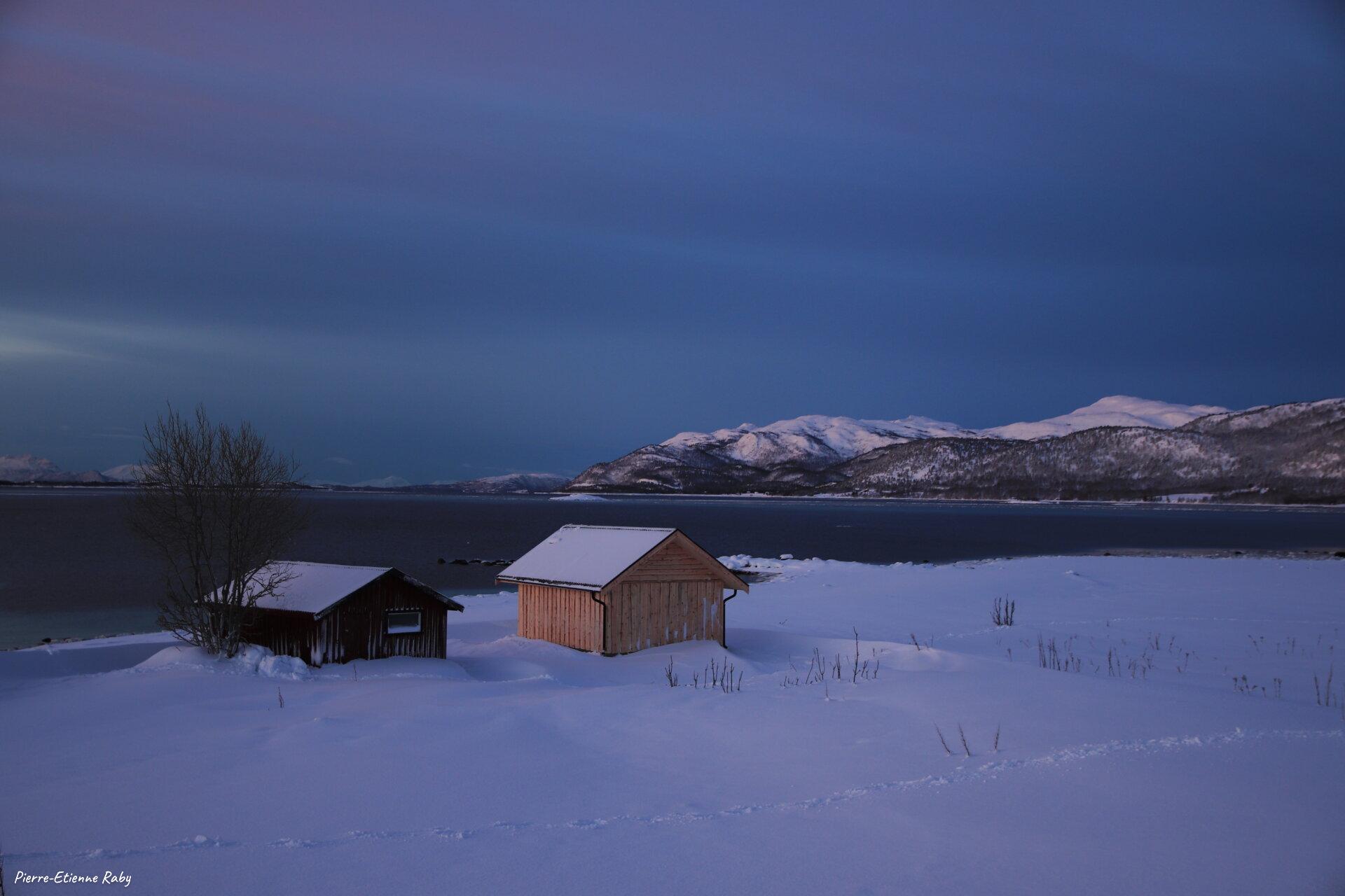 Petites cabanes sous un ciel d'hiver arctique (Norvège)