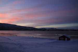 Lac sous un ciel d'hiver arctique sur l'île de Senja (Norvège)