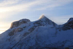 Monts enneigés avec la lueur du soleil levant (Norvège)