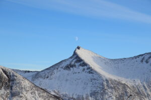 Lune et montagne depuis Mefjord (Norvège)