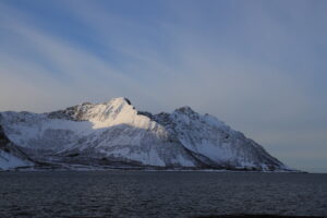 Vue sur Steinfjorden depuis Tungeneset, île de Senja (Norvège)