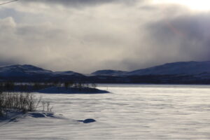 Reflets de glace sur le lac de Kilpisjärvi (Finlande)