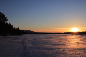 Crépuscule d'hiver sur le lac Ruoksujärvi (Suède)