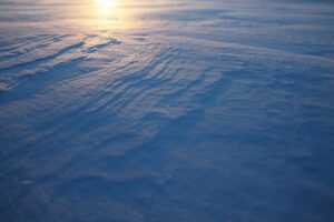 Croûte neigeuse formé par le vent sur le lac Ruokusjärvi (Suède)