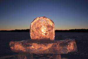 Soleil couchant sur un inuksuk de glace (Suède)