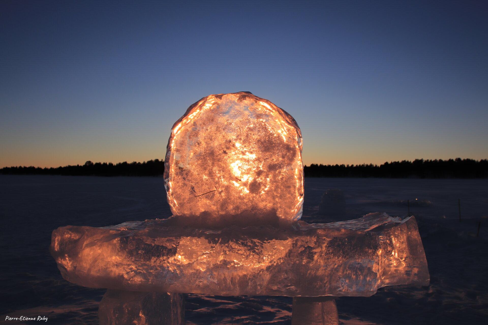 Soleil couchant sur un inuksuk de glace (Suède)