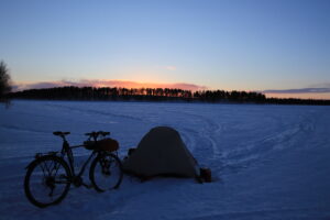 Camping sur le lac gelé de Kitkiöjärvi (Suède)