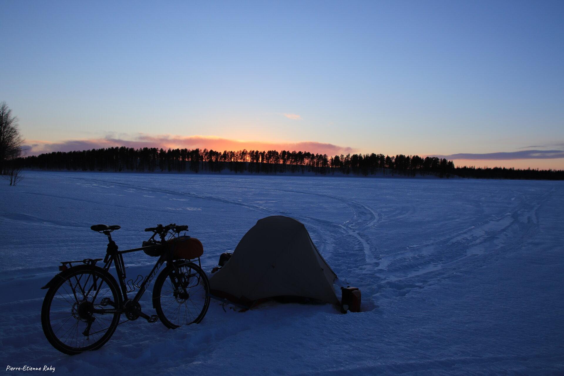 Camping sur le lac gelé de Kitkiöjärvi (Suède)