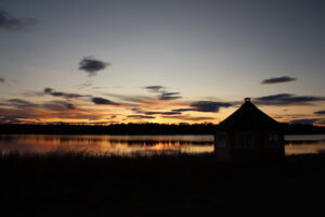 Face au lac Ruoksujärvi (Suède)