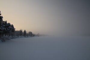 Brouillard sur le lac Ruokusjärvi et lumière du lever de soleil (Suède)