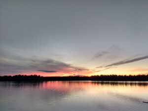 Reflet du coucher de soleil sur le lac Ruoksujärvi (Suède)