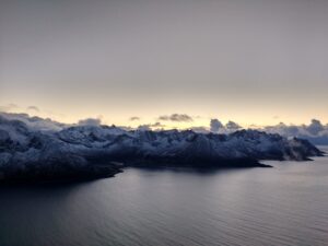 Vue sur Mefjord depuis Hesten, près du pic de Segla (Norvège)