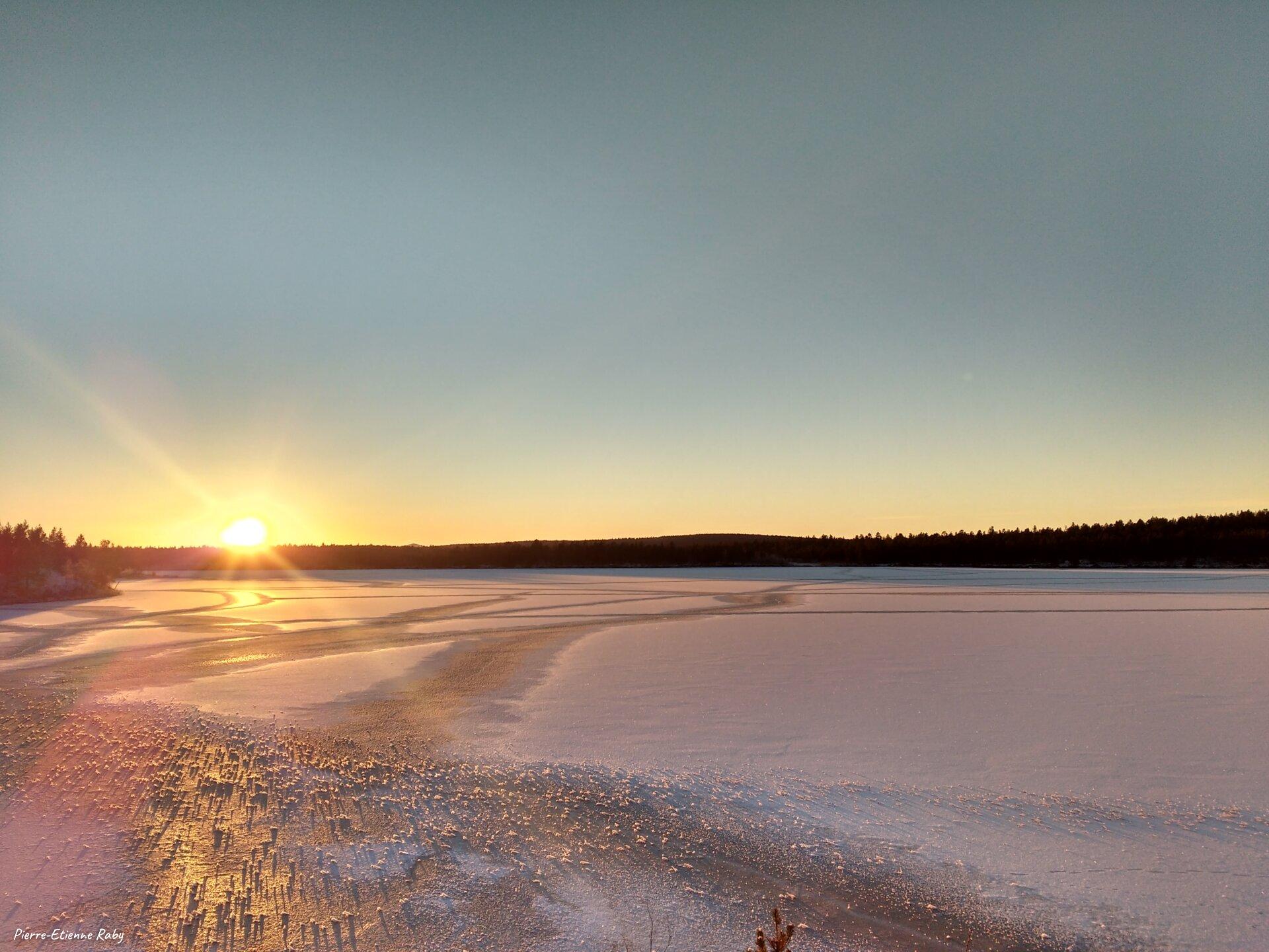 Soleil rasant quelques semaines avant la nuit polaire (Suède)