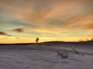 Premières lueurs du soleil après la nuit polaire (Suède)