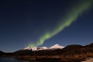 Aurore boréale avec la pleine lune à Senja (Norvège)