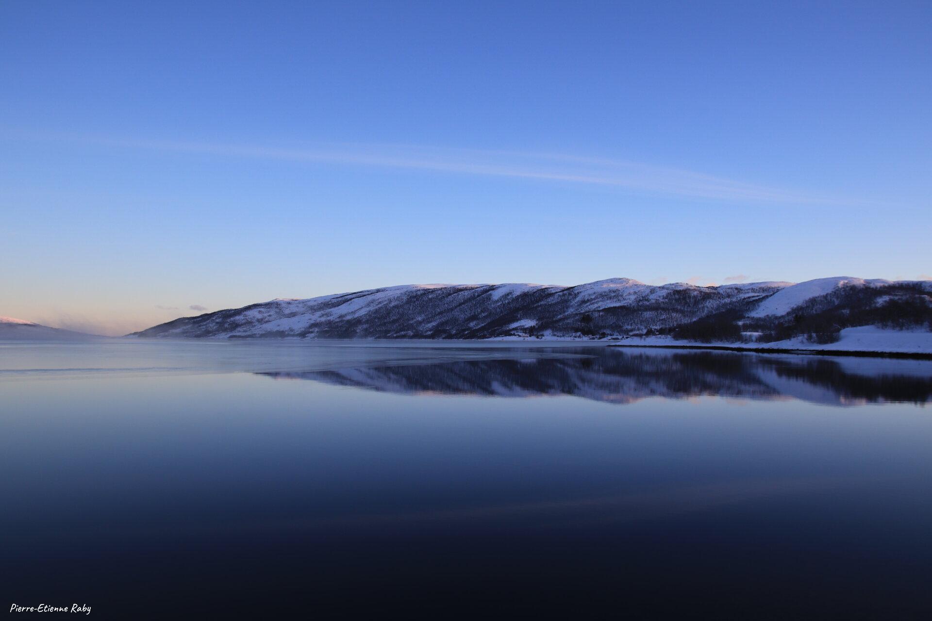 Reflet du fjord , île de Senja (Norvège)