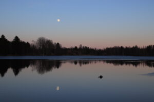 Lune sur le lac de Vallsjön (Suède)