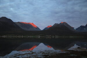 Coucher de soleil sur les sommets des alpes de Lyngen (Norvège)