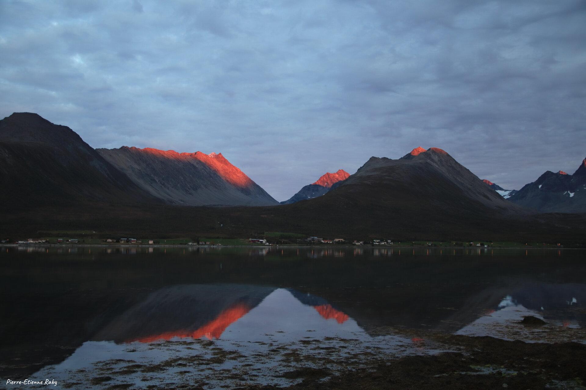 Coucher de soleil sur les sommets des alpes de Lyngen (Norvège)