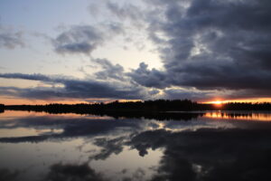 Coucher de soleil avec nuages sur le lac Ruokusjärvi (Suède)