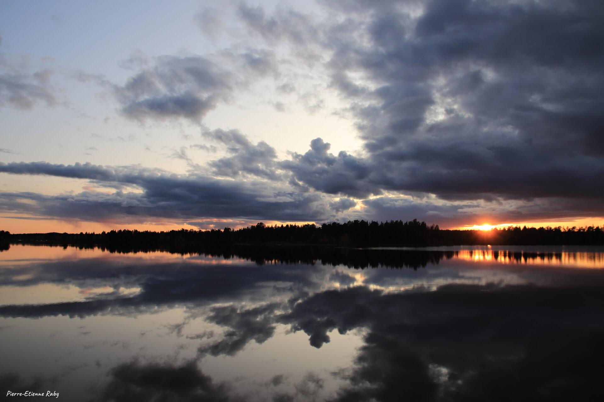 Coucher de soleil avec nuages sur le lac Ruokusjärvi (Suède)