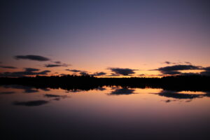 Reflet sur le lac de Ruokusjärvi dans le nord de la Suède