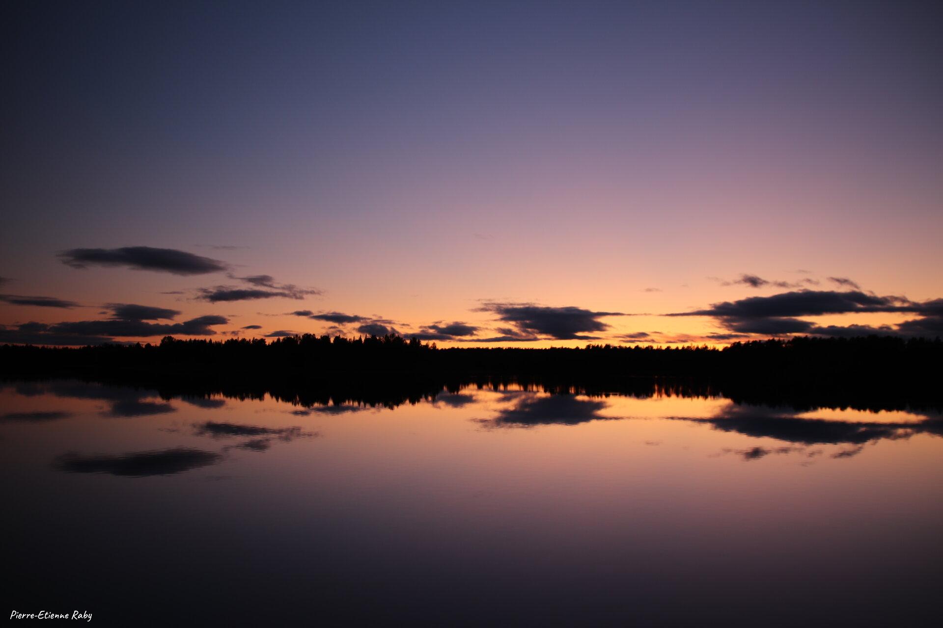 Reflet sur le lac de Ruokusjärvi dans le nord de la Suède
