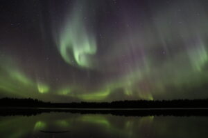 Aurore boréale au-dessus du lac de Ruoksujärvi (Suède)