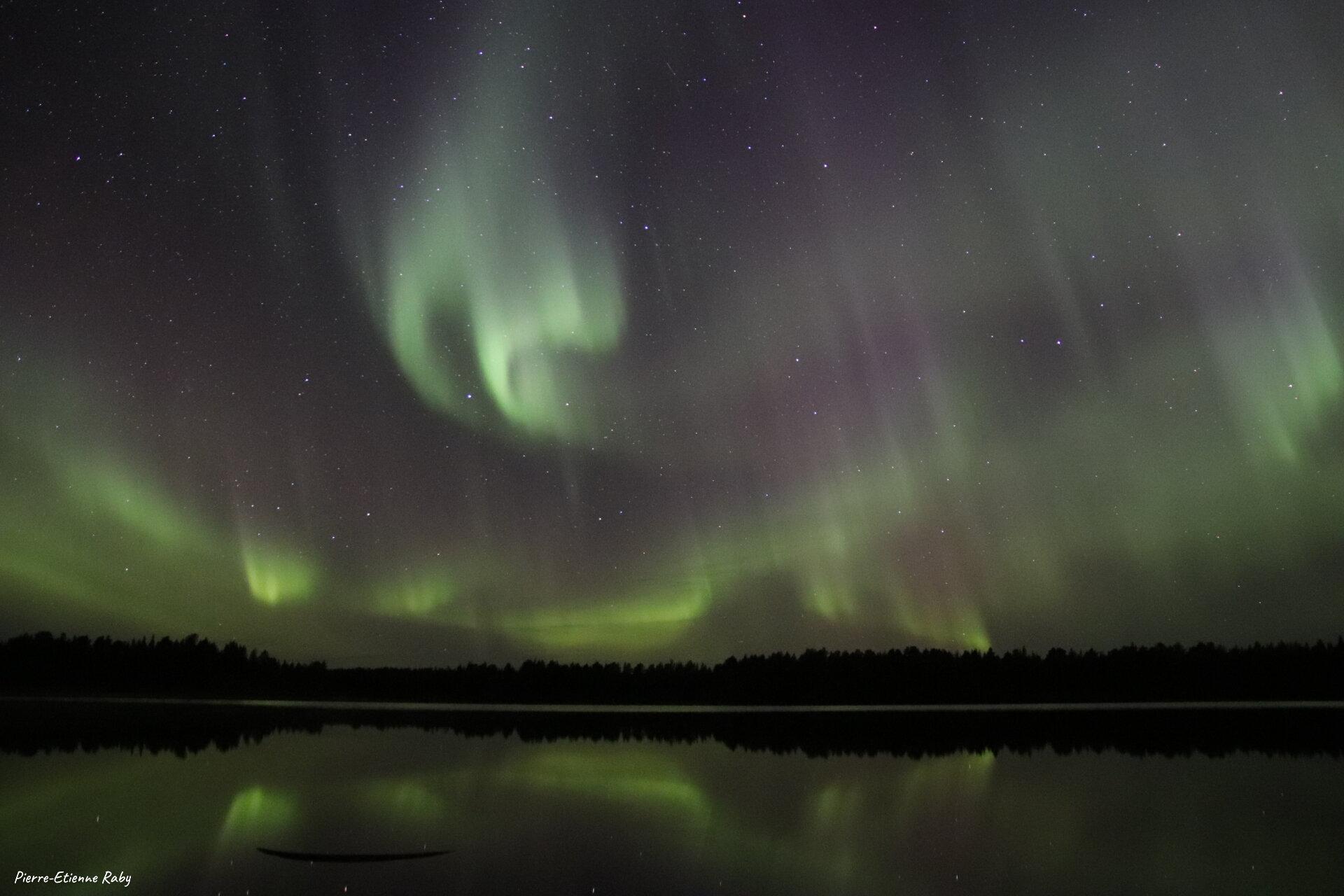 Aurore boréale au-dessus du lac de Ruoksujärvi (Suède)