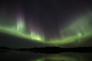 Aurore boréale sur le lac de Ruoksujärvi (Suède)