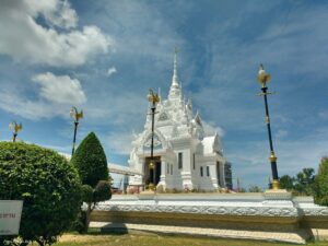 Temple dans la ville de Surat Thani (Thaïlande)