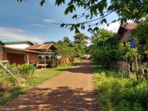 Traversée d'un village au Laos