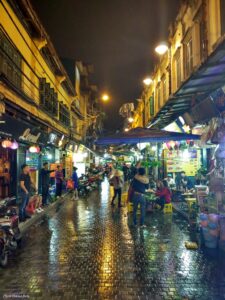 Dans les rues d'Hanoi durant la nuit (Vietnam)