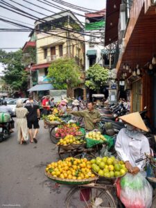 Marché dans les rues d'Hanoi (Vietnam)