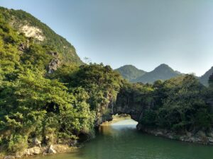 Point de vue sur la route vers le temple Bái Đính (Vietnam)