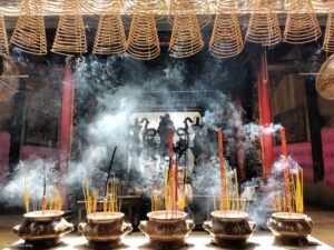 Bâtons d'encens dans un temple taoïste (Vietnam) 